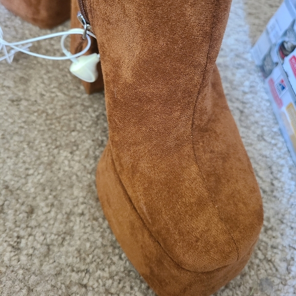 Forever 21 brand new boots - Picture 2 of 3